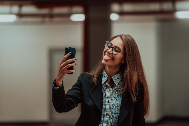 Привлекательная деловая женщина в очках с помощью смартфона Selective Focus Business Portrait