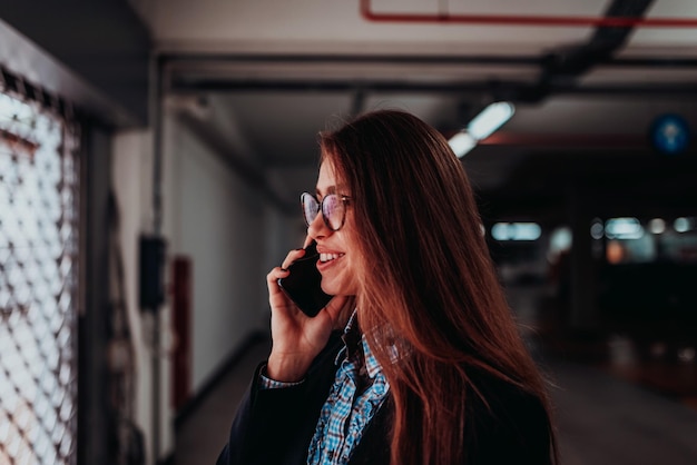 Привлекательная деловая женщина в очках с помощью смартфона Selective Focus Business Portrait