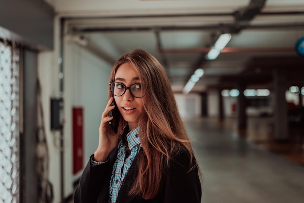 Привлекательная деловая женщина в очках с помощью смартфона Selective Focus Business Portrait