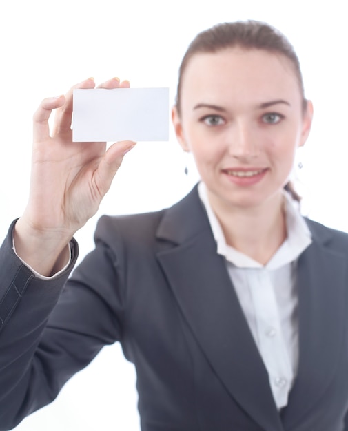 Attraente donna d'affari che mostra biglietto da visita in bianco.isolato su sfondo bianco