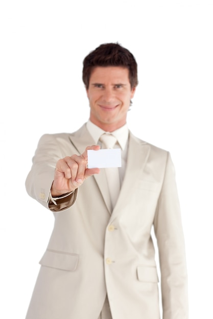 Photo attractive businessman holding a white card