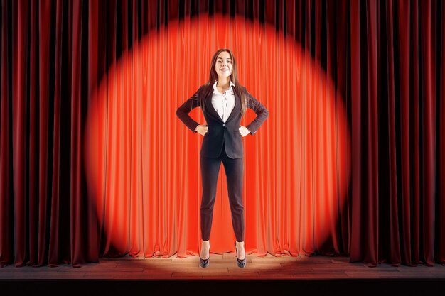 Photo attractive businesswoman on red stage