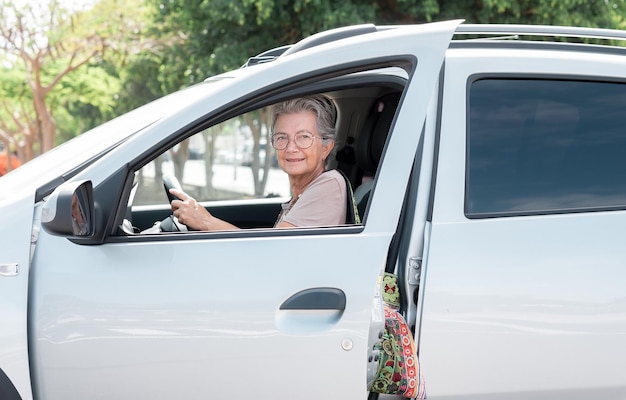 車に乗り込む魅力的な白人の年配の女性