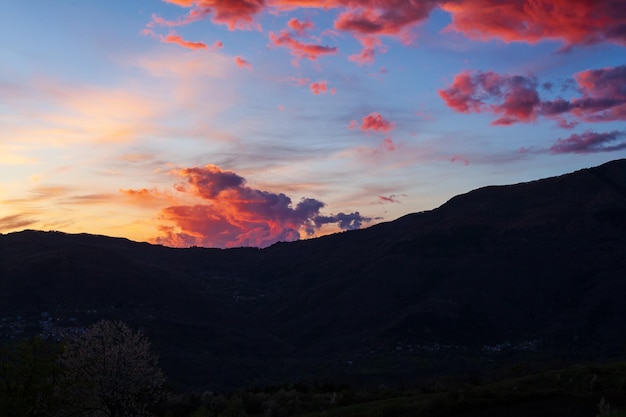 イタリア・レッジョ・エミリアの田園地帯にある曇り空と魅力的なカラフルな夕日