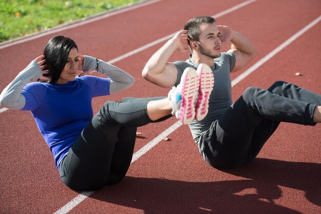 Foto coppia attraente che si esercita nell'area del parco cittadino formazione ed esercizio per il concetto di stile di vita sano di endurance fitness all'aperto