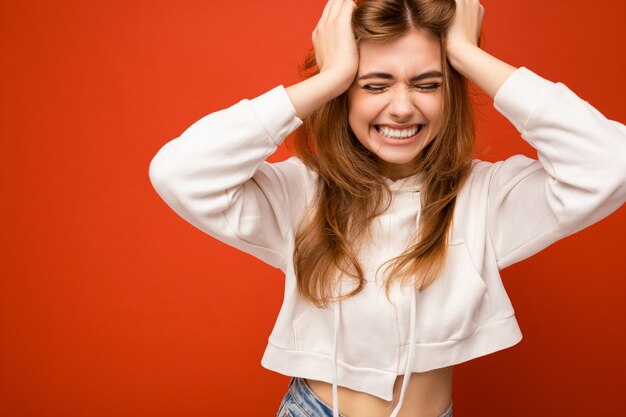 Foto attraente carina felice emotiva giovane donna