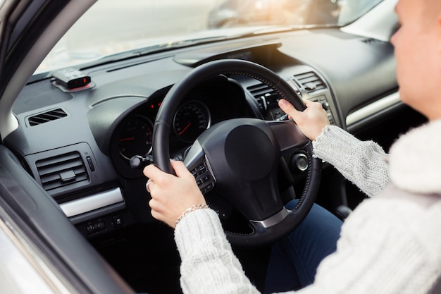 良い高価な車で魅力的なエレガントな幸せな男