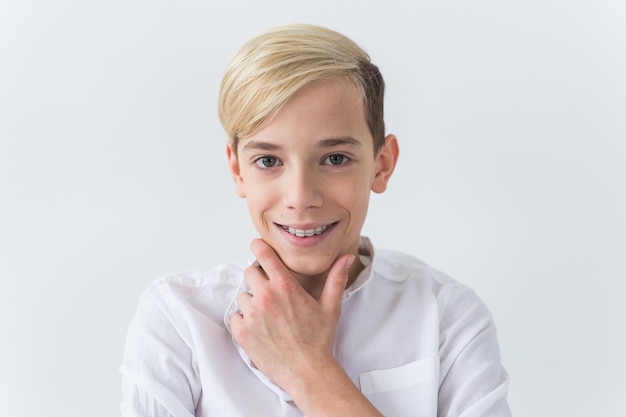 Привлекательный одиннадцатилетний мальчик с скобами на зубах. Концепция стоматологии и подростка.