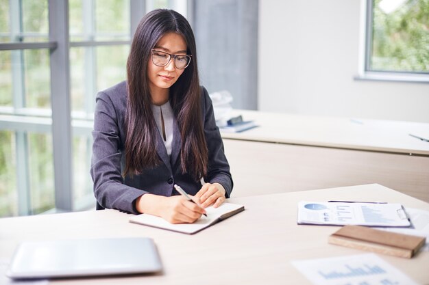 仕事に巻き込まれた魅力的な起業家