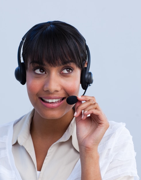 Photo attractive ethnic businesswoman working in a call center