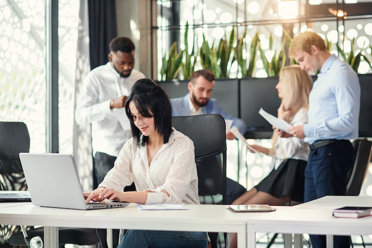 Photo attractive experienced business woman works at the computer in modern office. successful business lady concept.