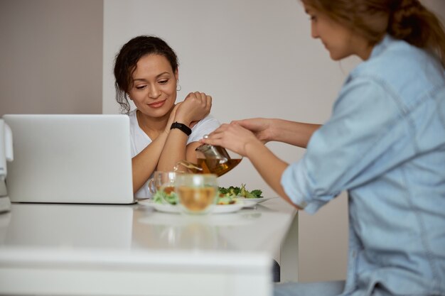 그녀의 마음에 드는 컵을보고 매력적인 여성