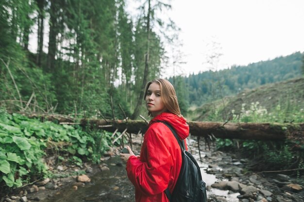 Photo attractive female tourist hiking