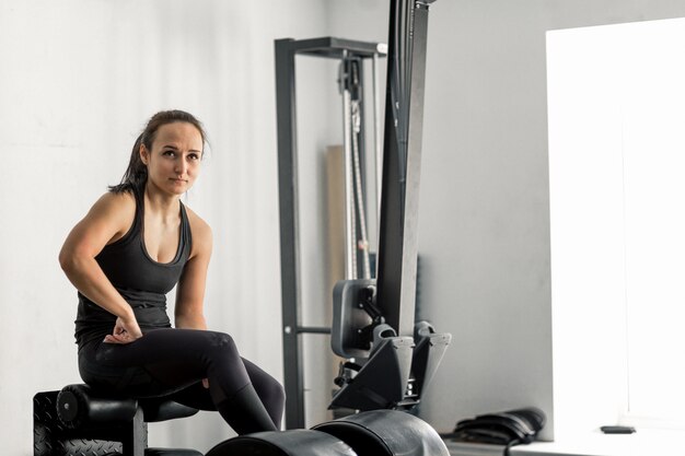 Foto donna attraente in forma in palestra