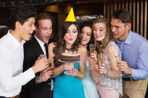 Amici attraenti per festeggiare un compleanno