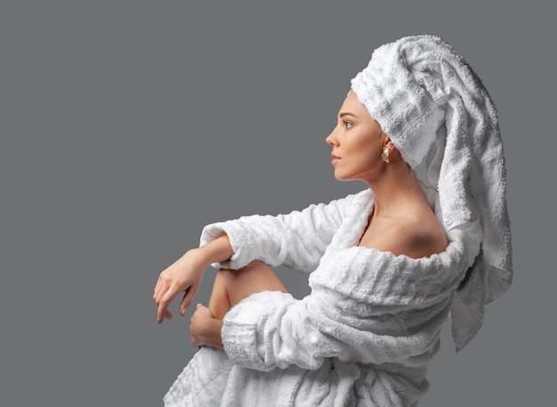 Photo attractive girl wearing white towel on head and white bathrobe