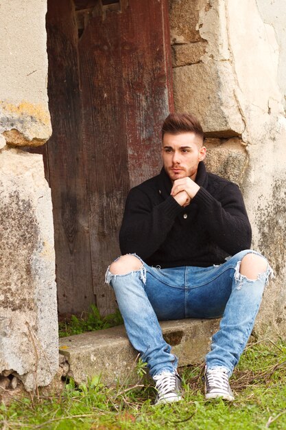 Photo attractive guy in a old house