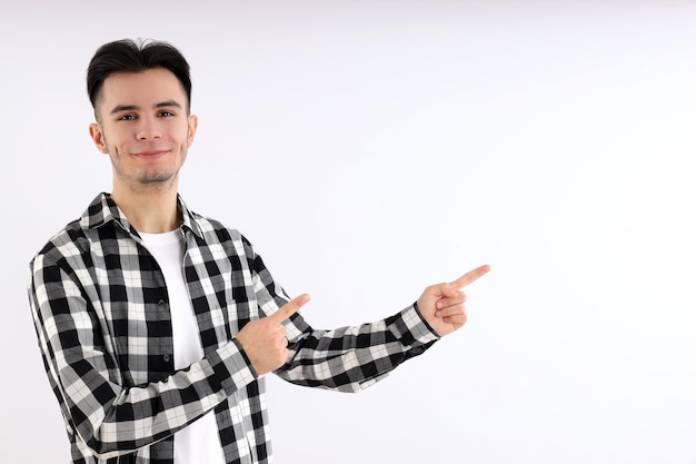 Ragazzo attraente in camicia su sfondo bianco