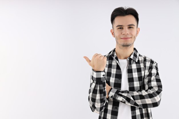 Ragazzo attraente in camicia su sfondo bianco