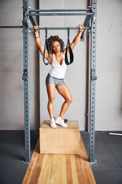 Photo attractive gymnast posing for the camera during the workout