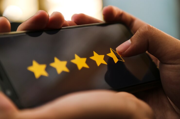 Photo attractive hands giving four point five star rating on a smart phone