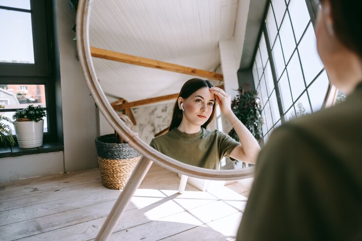 家でリラックスして魅力的な幸せな若い女性