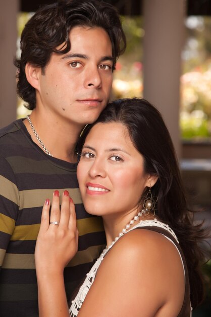 Photo attractive hispanic couple portrait outdoors