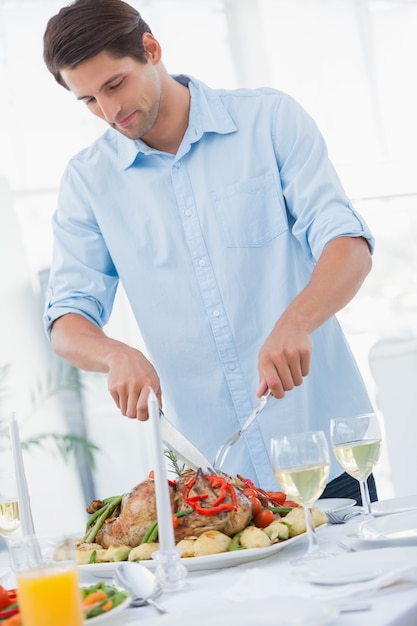 Uomo attraente che scolpisce la cena