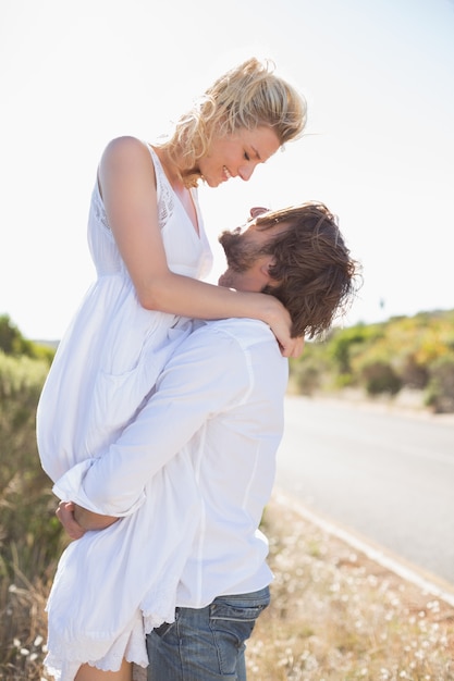 Photo attractive man lifting up his girlfriend