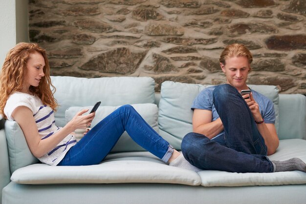 インターネットネットワークを閲覧している自宅で技術を使用して魅力的な男性と女性のカップル。インターネットネットワークを閲覧している自宅で技術を使用して魅力的な男性と女性のカップル。