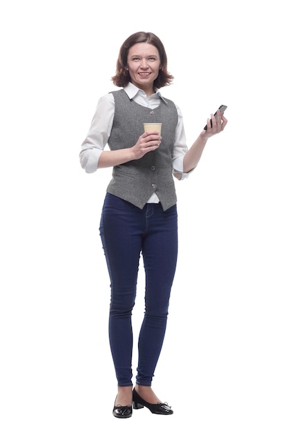 스마트폰과 커피를 가지고 테이크아웃하는 매력적인 성숙한 여성