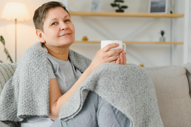 Donna di mezza età attraente che si rilassa a casa