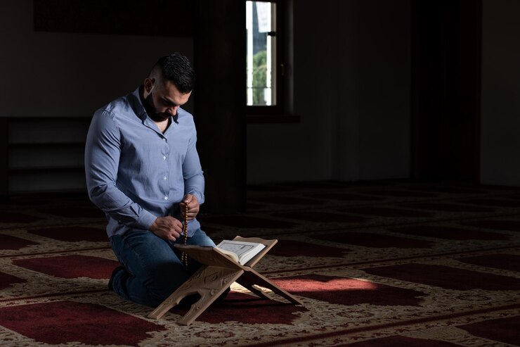 Photo attractive muslim guy reading the koran