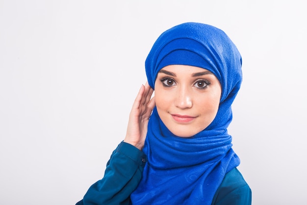 白い背景に魅力的なイスラム教徒の女性、スタジオ ショット