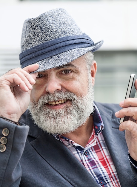 Photo attractive old man with beard and hat