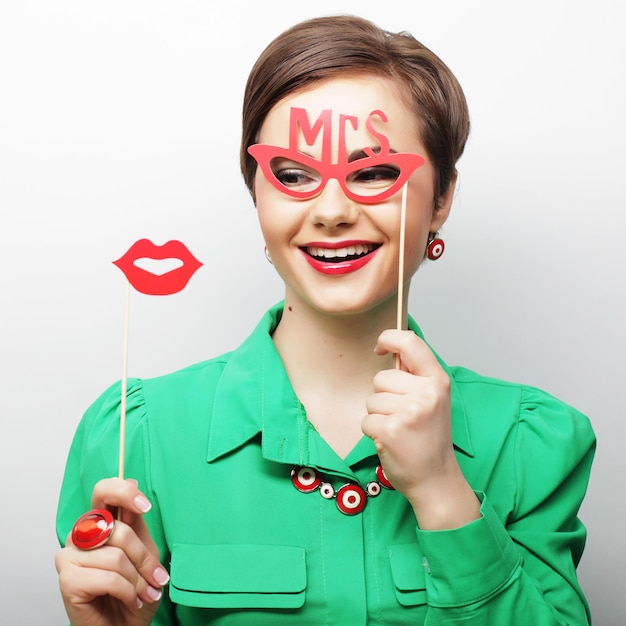 Attraente giovane donna giocosa pronta per la festa - labbra finte e occhiali