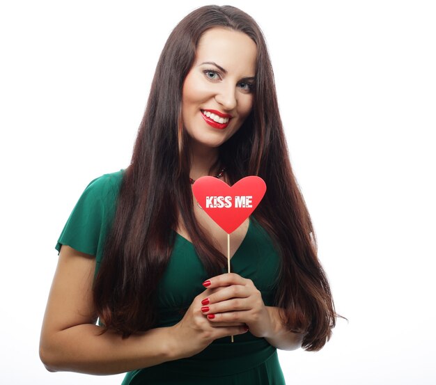 Attraente giovane donna giocosa pronta per la festa