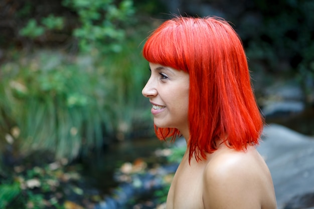 自然の中で魅力的な赤毛の女の子。