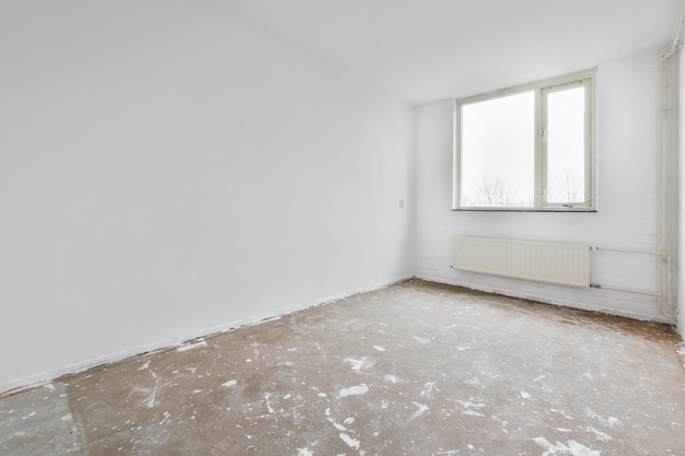 Фото Привлекательная комната со светлыми стенами и серым полом