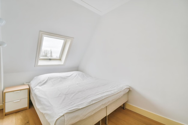 柔らかいベッドが付いている魅力的な小さい寝室
