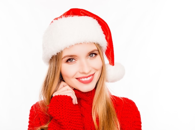 빨간 산타 모자를 쓰고 매력적인 웃는 젊은 여자