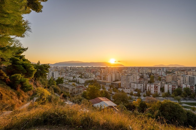 Kuzum Baba에서 Vlore 시의 매력적인 봄 풍경 아드리아 해의 매혹적인 일몰 경치 알바니아 유럽 여행 개념 배경의 멋진 야외 장면