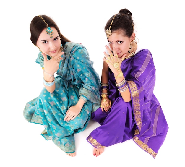 전통적인 파란색과 보라색 인도 옷을 입고 매력적인 서있는 두 여자
