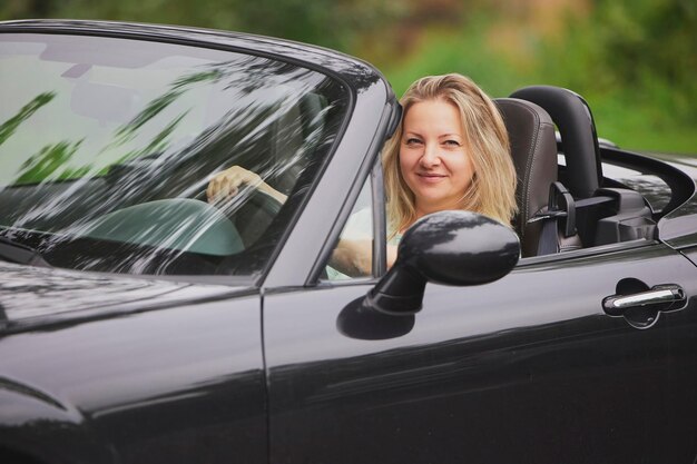 Photo attractive woman in a cabriolet in the netherlands