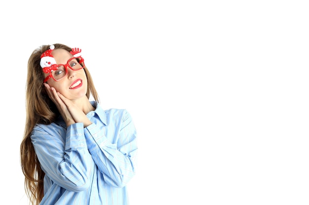 Donna attraente con gli occhiali di natale isolati su sfondo bianco