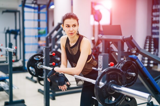 Donna attraente in palestra