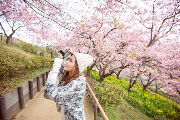 La donna attraente sta godendo con cherry blossom a matsuda, giappone