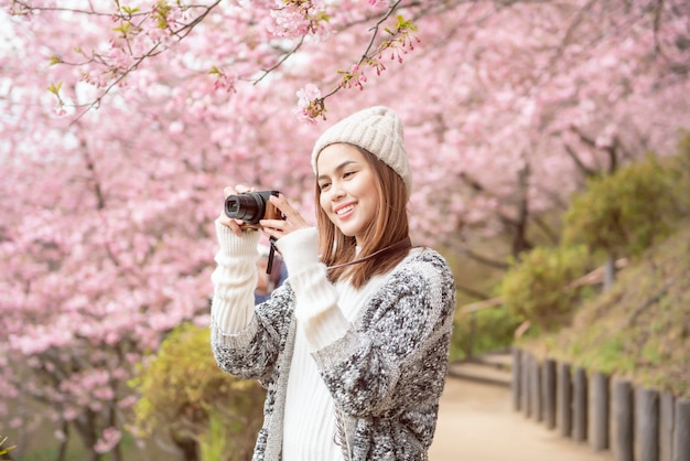 매력적인 여자는 일본 마쓰다 벚꽃과 함께 즐기고있다