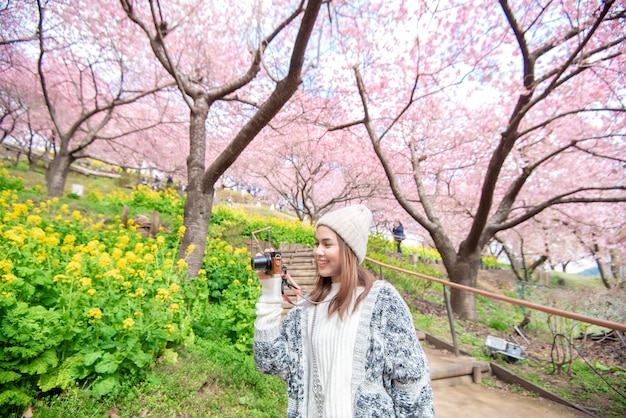 Привлекательная женщина наслаждается с Cherry Blossom в Мацуда, Япония