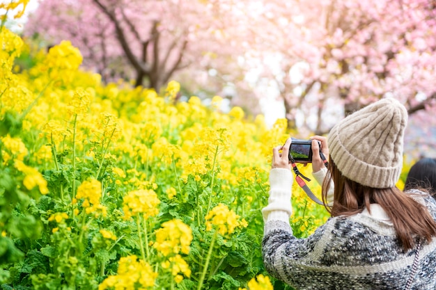 Привлекательная женщина наслаждается с Cherry Blossom в Мацуда, Япония